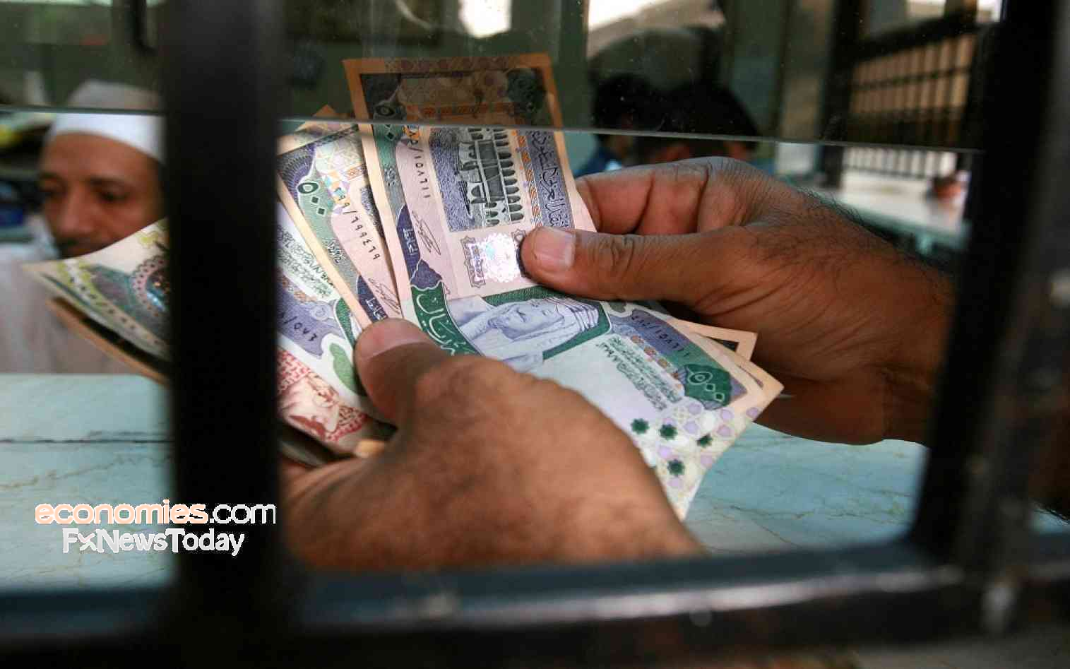 تحويلات الوافدين بالسعودية ترتفع 4% على المستوى الشهري